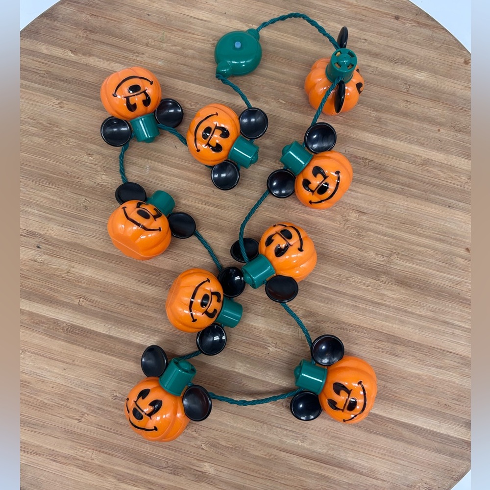 Retired Disney Store Authentic‎ Mickey Pumpkin Light Up Glow Necklace.